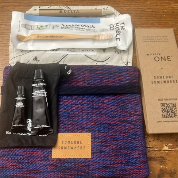 Delta ONE Someone Somewhere Bags (6)
Sold together - Picture 11 of 11